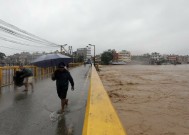 毁灭性的季风雨过后，尼泊尔洪水造成至少148人死亡